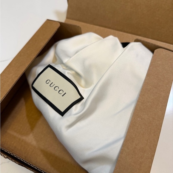 Gucci White leather straps with gold accent - NEW - Picture 2 of 10